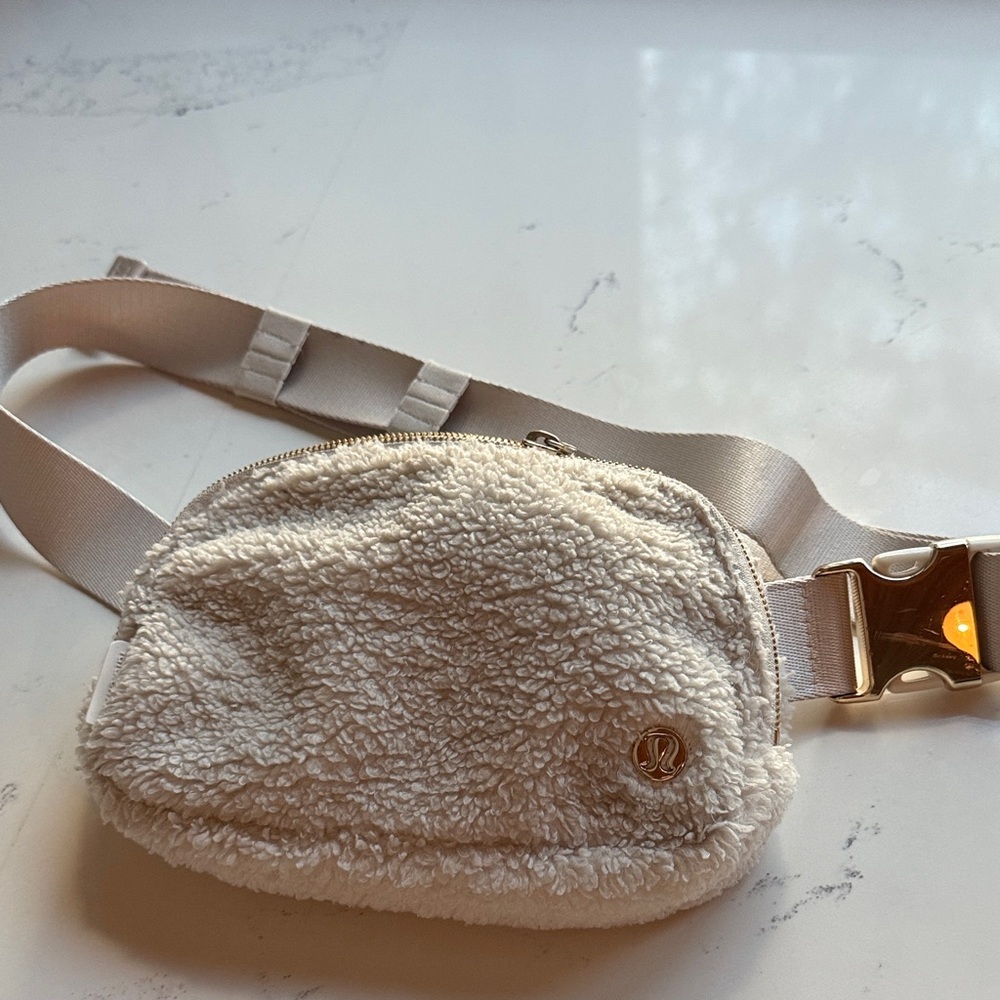 Lululemon Everywhere Sherpa Belt Bag Fleece In Color White Ivory and Gold - Picture 15 of 15